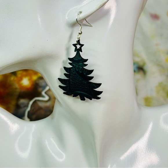 Fancy Christmas Tree Earrings embossed green leather hand crafted - Picture 1 of 6